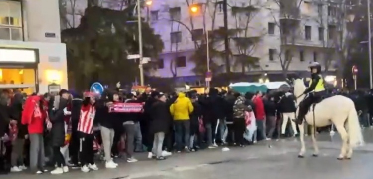 馬競球迷進入伯納烏時向人群投擲雜物，導(dǎo)致安保對其進行脫鞋檢查