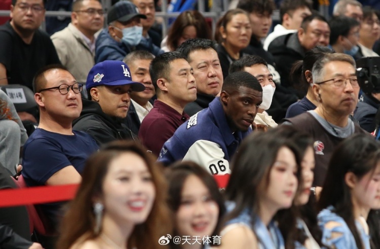 真籃球迷！國安外援法比奧攜玉昆外援科斯塔來到五棵松觀戰(zhàn)CBA