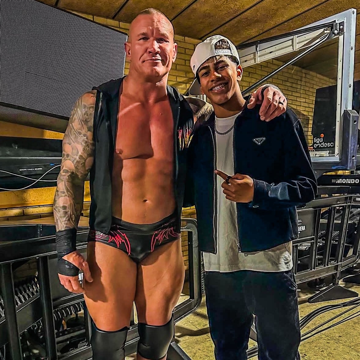 小心RKO！亞馬爾現(xiàn)場觀戰(zhàn)WWE，和奧爾頓、Triple H等合影