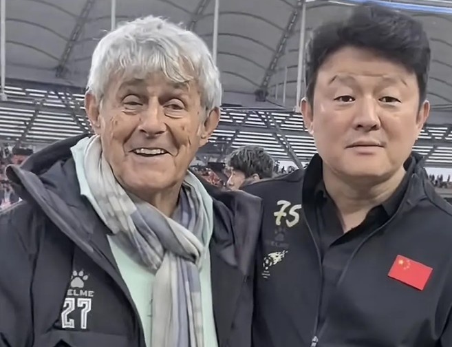 有點(diǎn)像？米盧差點(diǎn)將青島籍演員張磊誤認(rèn)為是孫繼海