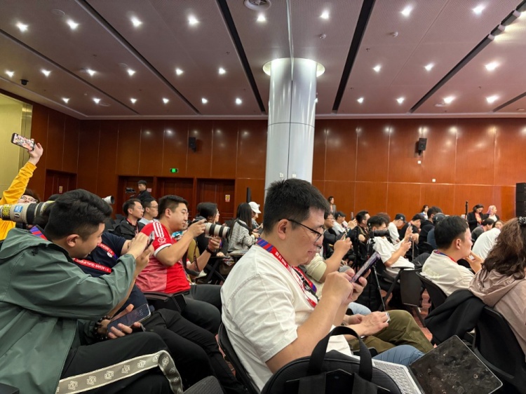 萬眾矚目！記者擠滿國足賽前新聞發(fā)布廳，賽場記者預計超300人